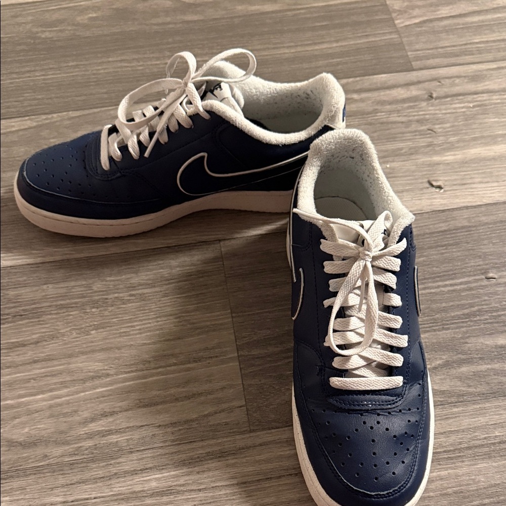 Nike Men's Navy and White Low-Top Sneakers with Swoosh